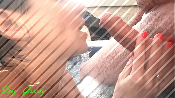 Play MP4 - la Gourmande sucks me outside in the jacuzzi & swallows all the sperm