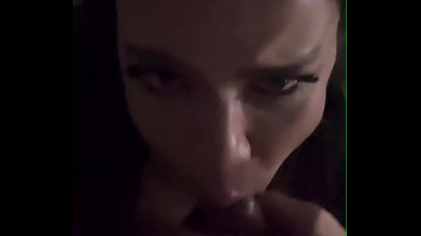 Play MP4 - Atendendo dois clientes na rua Bebendo leite tomando leite no cu