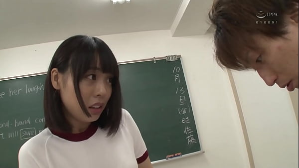 教室に1人でいたら･･･突然目の前でブルマ姿のソソる女子が大量お漏らし！？見なかったことにしてくれと懇願する女子がいきなり濃厚キス！なので、興奮してビンビンに勃起したチ○ポをブルマに擦り付けたり、手マンで攻めるとイキまくり！ thumbnail