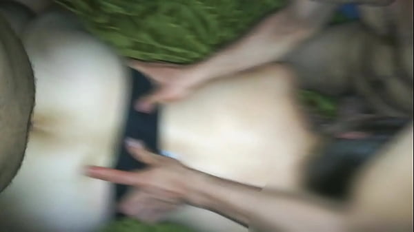 Esposa Puta Clavada Por Extra&ntilde;os Mientras Su Esposo Trabaja 