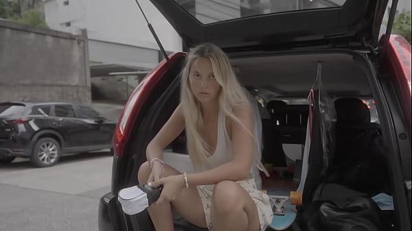 Nonton A Curvy Model thumbnail