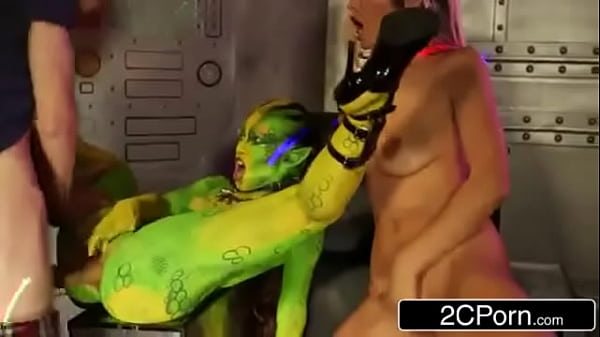 Play MP4 - big dick dude drills two ET pussies same time