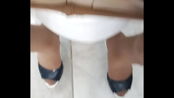 Deliciosa travesti desnuda, en zapatillas y pantimedias 