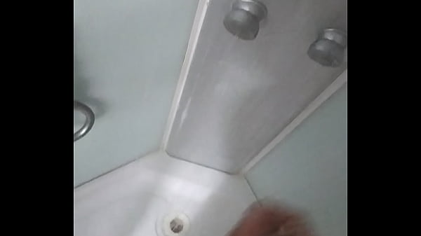 Toc&aacute;ndome mientras me ba&ntilde;o