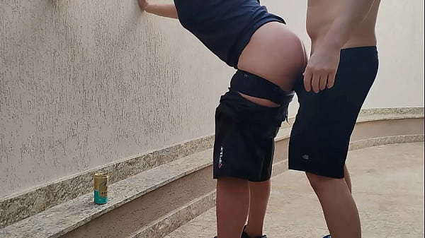 Play MP4 - Sapat&atilde;o machinho teve que dar a buceta e chupar pau pela primeira vez por n&atilde;o ter dinheiro para pagar uma aposta que fez