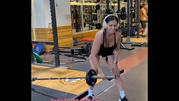 Nonton Let&rsquo;s &ldquo;get Low &ldquo;with This Barbell Workout To Move Fasttwitch Muscles #fasttwitch #muscles #strongwomen #fyp #d ... thumbnail