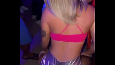 gostosa dançando funk de shortinho