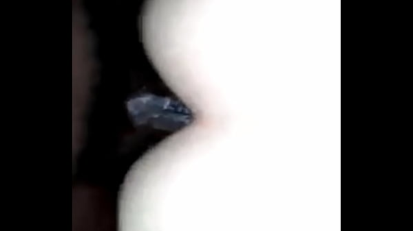 Play MP4 - Amigo do corno realizando desejo sexual de comer o cu da esposa do amigo&comma; pica grossa e grossa entrando no &acirc;nus v&aacute;rias vezes&comma; arrombando o cuzinho da casada japinha&period;  Ao chegar marido encontra a esposa usada e toda gozada secretamente