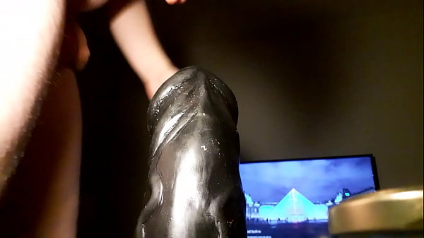 Play MP4 - Huge dildo trav