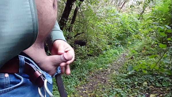 Play MP4 - Chubbear Cumshot outdoor Playing MeshellMe