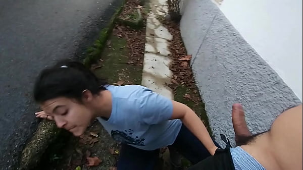 Mamada publica pov y corrida en boca en camara lenta