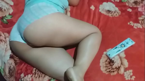 Play MP4 - Mi comadre se lo lleva a la boca y juega con mi leche y se la traga