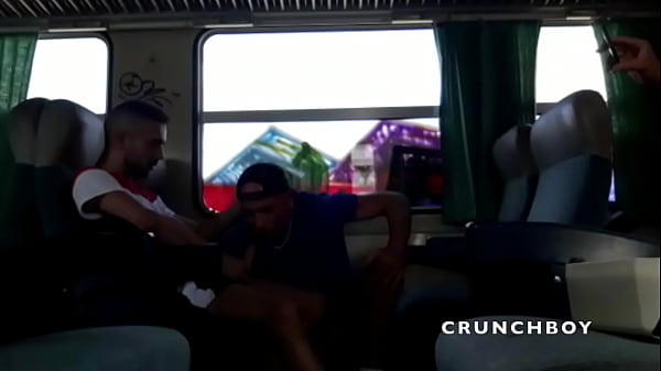 Bais&eacute; Par Un Hetero Dans Le Train thumbnail