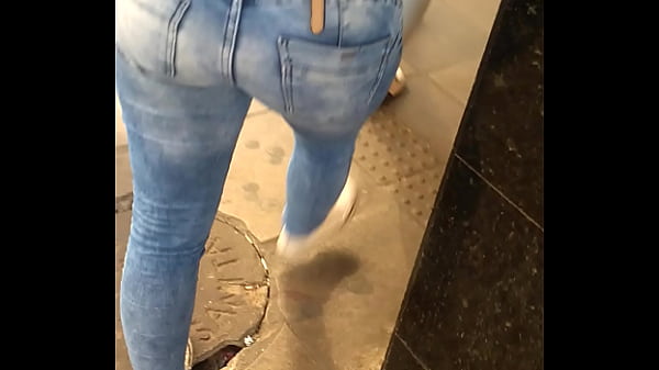 Morena gostosa de jeans 2