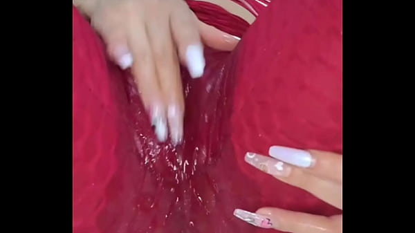 Frotandomi coño a traves de leggins hasta mojarlos delicioso se moja yhabla tan sucioque te_hace excitar demasido