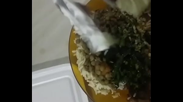 Neg&atilde_o cheio de tes&atilde_o macetando a farofinha