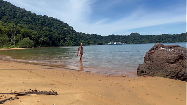 Nonton Sex On The Beach - Passionate Kisses, Blowjob And Cumshot With Little Spanish Milf thumbnail