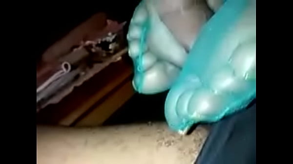 Play MP4 - Ms&period; L&period;V gold toes green nylon footjob