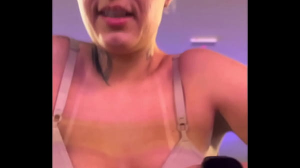 Eu na academia com top parecendo suti&atilde; fiquei com tes&atilde;o vendo os macho olhando meu peitinhos suado cheguei em casa e me masturbei gostoso pensando na aquilo 