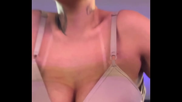 Eu na academia com top parecendo suti&atilde; fiquei com tes&atilde;o vendo os macho olhando meu peitinhos suado ! Cheguei em casa e me masturbei gostoso pensando na aquilo . 