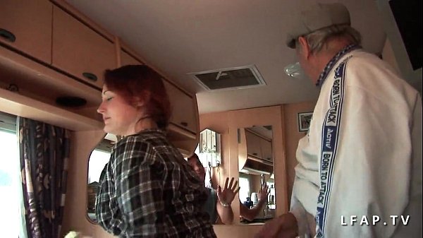 Play MP4 - Pute rousse grave prise en double penetration dans un gangbang avec un vieux