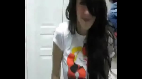 Nonton 18 Year Old Girl Doing A Striptease thumbnail