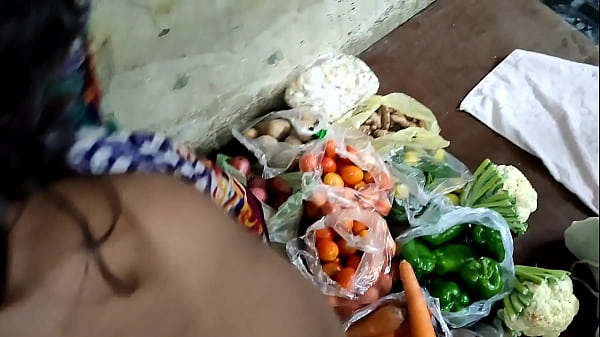 Play MP4 - देसी लड़की ने सब्जी बेचते बेचते सब्जी खरीदने वाले से चुदाया