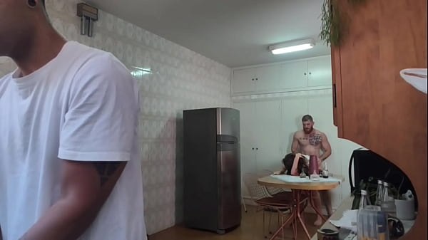 Foder a esposa do corno enquanto ele lava a lou&ccedil;a e ele nem percebeu 