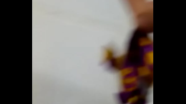 Estudante encontra camisinha no banheiro e usa na novinha.