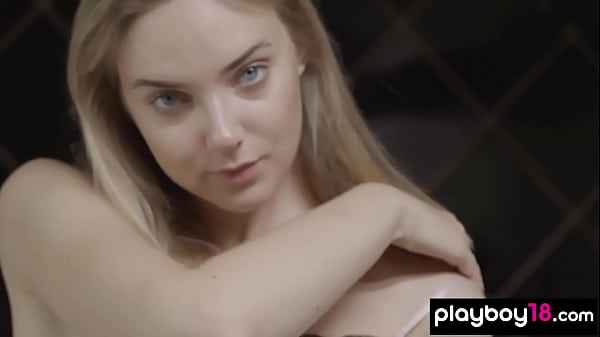 Nonton Bombastic Busty Blonde Beauty Relaxing In The Bath thumbnail