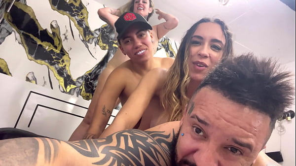 Play MP4 - minhas amigas da faculdade quis fazer uma suruba na minha casa&excl; Todo mundo se comeu todas gozaram no cu e na buceta qui del&iacute;cia &excl;