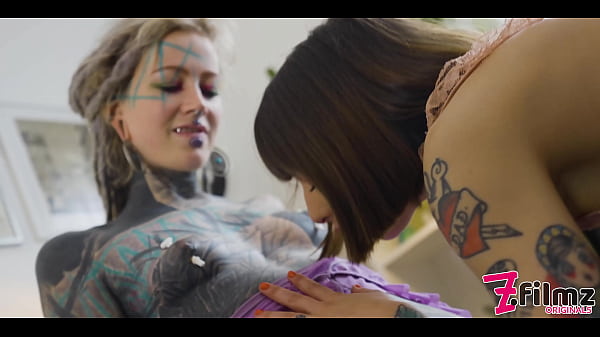 Anuskatzz loves to make her friends asshole gape 