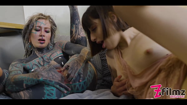 Anuskatzz loves to make her friends asshole gape 