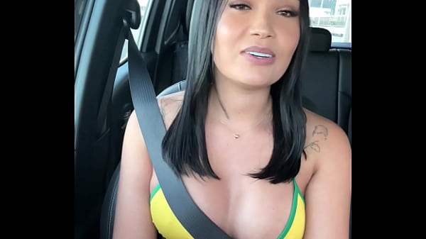 Play MP4 - Japonesa Gostosa selecionou um f&atilde; sortudo de Cabo Frio pra uma carona bem quente a Safada n&atilde;o resistiu e acabou em cima da rola do f&atilde; safado - carona da japinha - Lina Nakamura