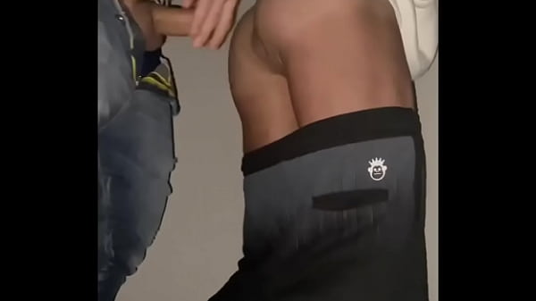 Dando nas escadas do shopping