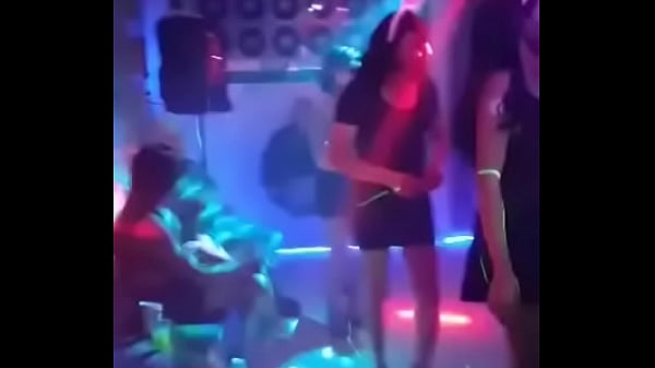 Nenas travestis se divierten en una fiesta 
