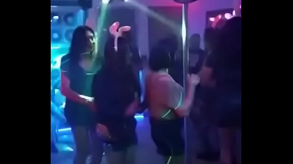 Nenas Travestis Se Divierten En Una Fiesta thumbnail