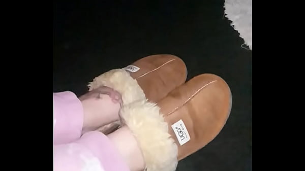 Nonton Wearing And Playing In Ugg Slippers thumbnail