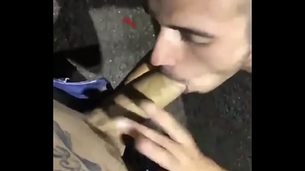 Musculoso mamando em p&uacute;blico 