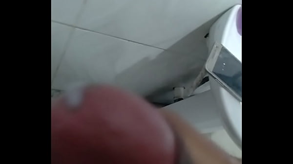 Punhetinha r&aacute_pida no banheiro