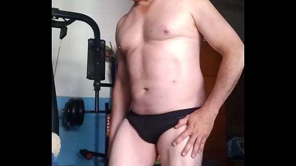 Sensual baile streptease  hasta quedar desnudo 