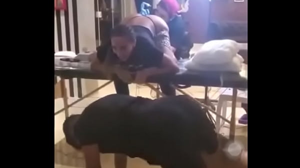 Anita Faz Uma Tatuagem No Rabo &eacute; Diz Que &eacute; Uma Del&iacute;cia E Que Tem Vontade De Da Para O Neg&atilde;o Da Toalha thumbnail