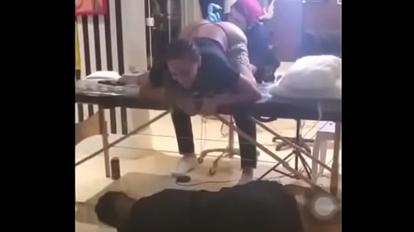 Anita faz uma tatuagem no rabo  &Eacute; diz que &eacute;  uma del&iacute;cia  e  que tem vontade de da para o neg&atilde;o da toalha 