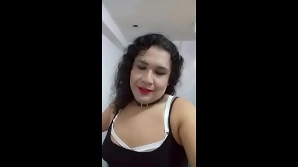Gorda travesti mostrando el culo en su habitaci&oacute;n y los troncos que se inserta 