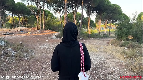 قحبة_لبنانية_تفرك_كسها بالطبيعة وتركب زب صناعي ملون