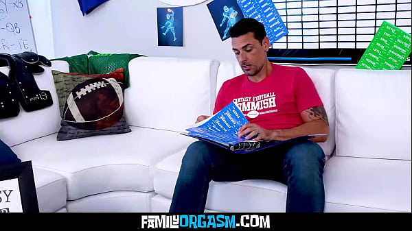 Nonton Rascal Teen Stepdaughter Spread Her Legs And Pussy To Her Step Father's Friend thumbnail