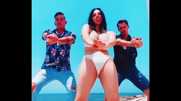 Lizbeth enseñ_a su hermoso culo