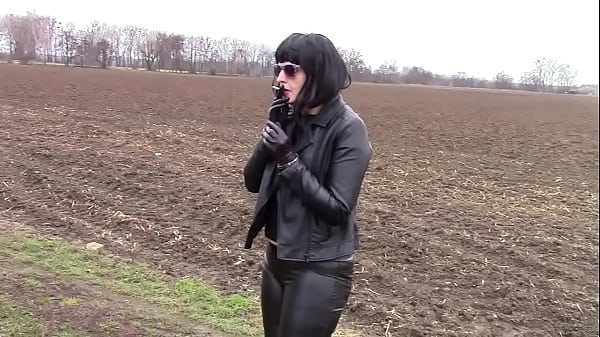 Amateur Milf Angela Smoking In Leather Clothes, Gloves, Hunter Rubber Boots And With A Handcuffs thumbnail