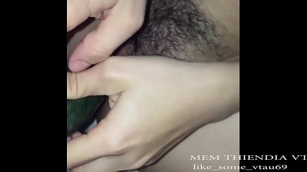 Play MP4 - chơi 2 lỗ c&ugrave;ng l&uacute;c với dưa leo