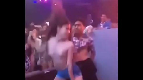 Ni&ntilde_a Se desnuda en Publico